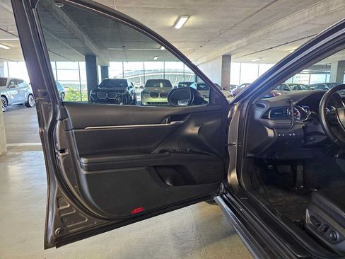 Used 2020 Toyota Camry SE FWD image 24