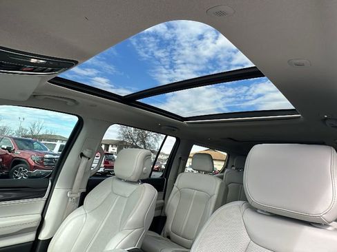 Used 2023 Jeep Wagoneer 2WD w/ Premium Group I image 16