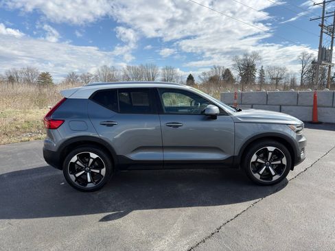 Used 2019 Volvo XC40 T4 Momentum image 8