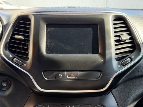 Certified 2019 Jeep Cherokee Latitude Plus FWD image 30