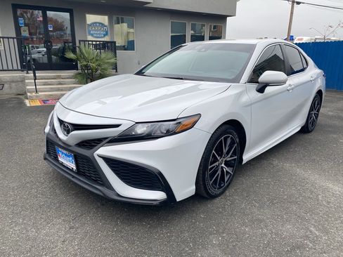 Used 2023 Toyota Camry SE image 5