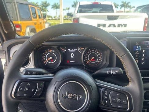 Certified 2024 Jeep Gladiator Sport AWD/4WD image 11