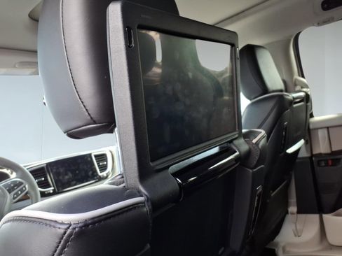 Used 2023 Chrysler Pacifica Limited w/ Uconnect Theater Family Group image 9