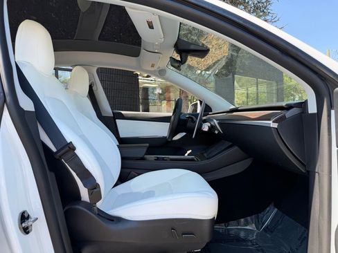 Used 2022 Tesla Model Y Long Range image 30