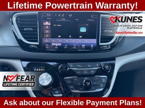 Used 2023 Chrysler Pacifica Touring-L FWD image 16