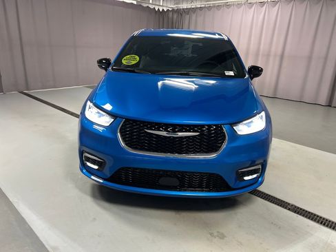 New 2026 Chrysler Pacifica Select image 2