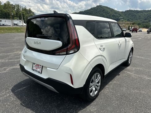 Used 2024 Kia Soul LX FWD image 2