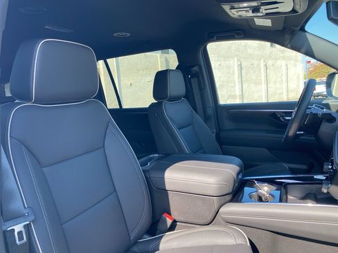 New 2026 Chevrolet Suburban Premier image 25