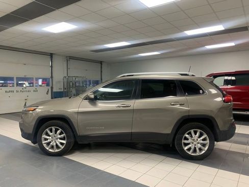 Used 2016 Jeep Cherokee Limited w/ Luxury Group image 2