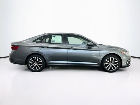 Used 2025 Volkswagen Jetta SE FWD image 10
