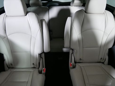 Used 2020 Buick Enclave Premium w/ Sun and Sites Package image 13