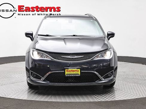 Used 2020 Chrysler Pacifica Touring-L FWD image 2