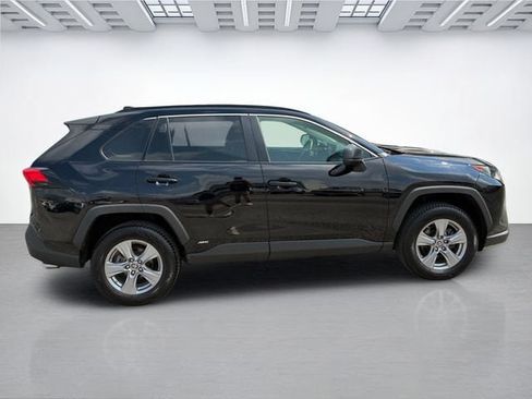 Used 2022 Toyota RAV4 LE AWD/4WD image 3