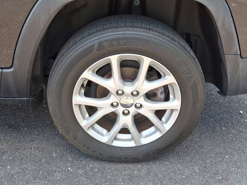 Used 2016 Jeep Cherokee Latitude FWD image 9