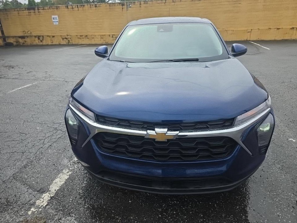 Used 2024 Chevrolet Trax LS w/ LS Convenience Package FWD image 2