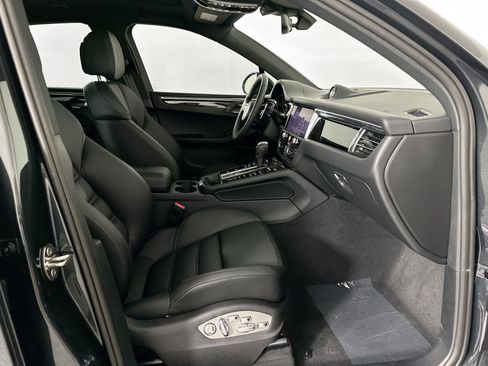 Certified 2025 Porsche Macan image 28