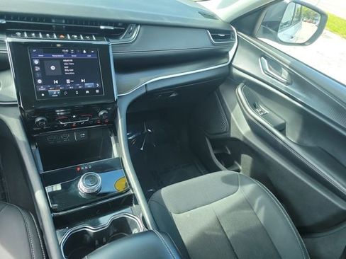 Used 2023 Jeep Grand Cherokee L Laredo image 17