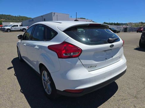 Used 2018 Ford Focus SE FWD image 2