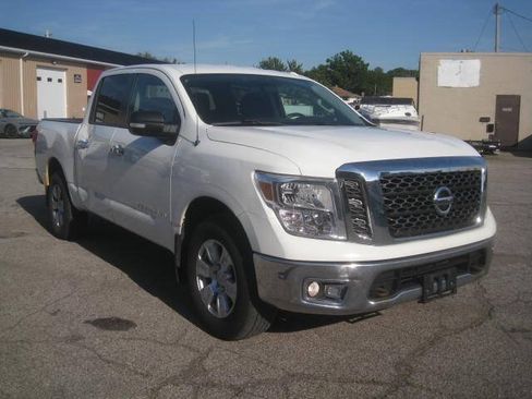 Used 2018 Nissan Titan SV AWD/4WD image 3