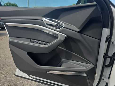 Used 2020 Audi e-tron Premium Plus AWD/4WD image 23