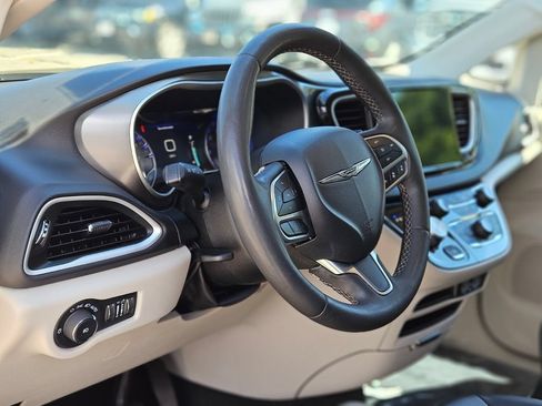 Used 2024 Chrysler Pacifica Touring-L FWD image 20