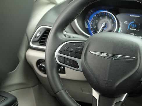 Used 2023 Chrysler Pacifica Touring-L image 12