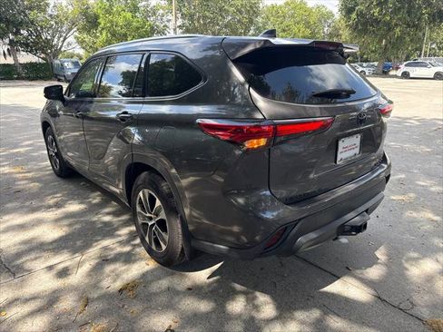 Used 2021 Toyota Highlander XLE AWD/4WD image 8