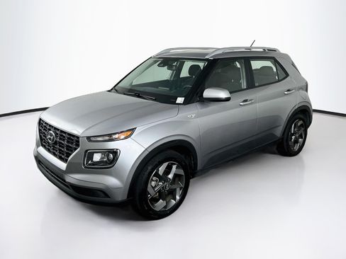 Used 2025 Hyundai Venue SEL FWD image 3