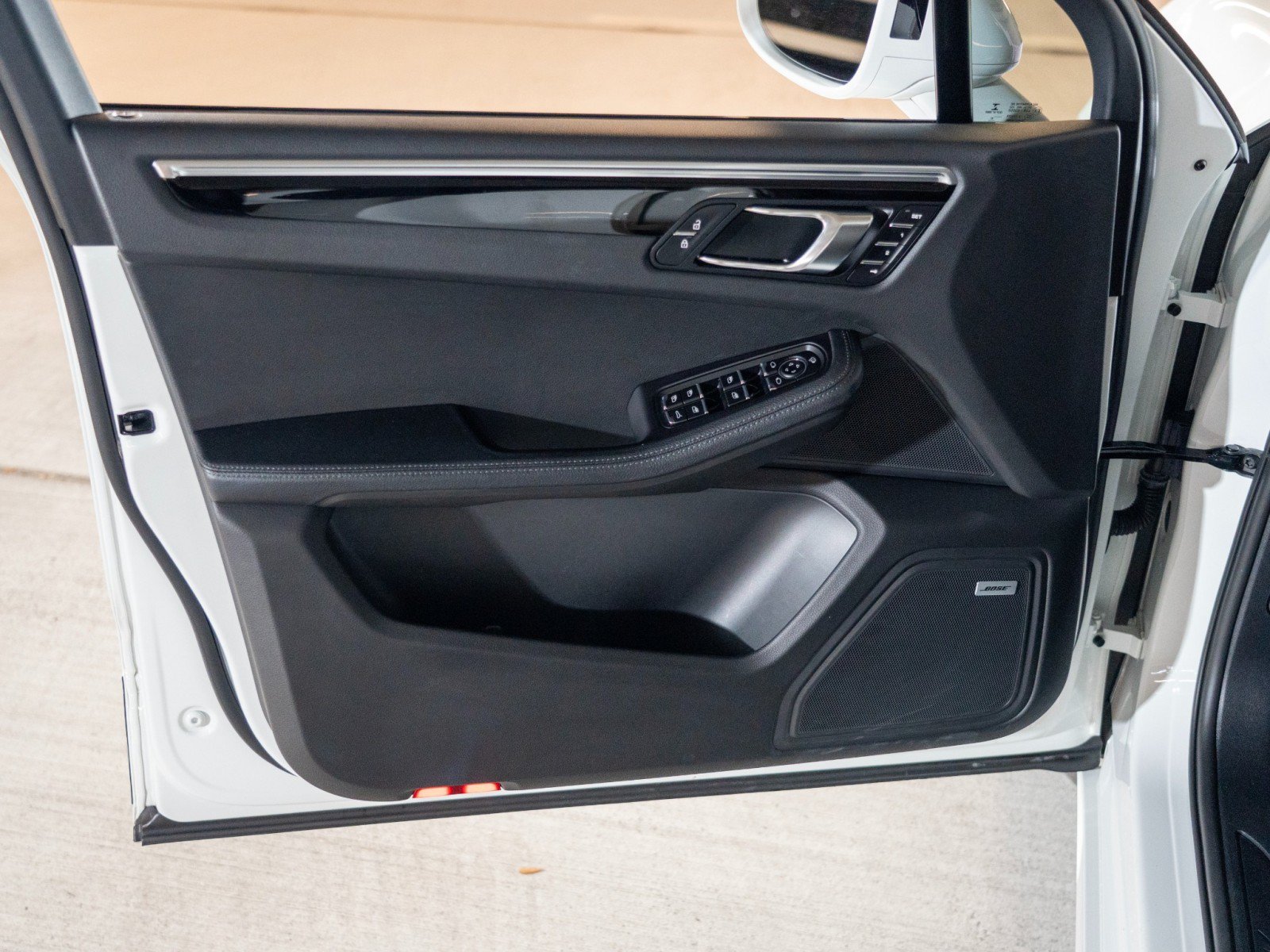 Certified 2022 Porsche Macan AWD/4WD image 17