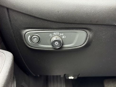 Used 2018 Chevrolet Equinox LT image 19