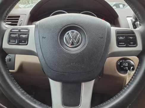 Used 2011 Volkswagen Routan SE FWD image 12