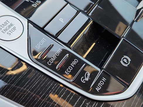 Used 2025 BMW X7 xDrive40i w/ M Sport Package image 25