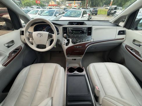 Used 2014 Toyota Sienna XLE FWD image 2
