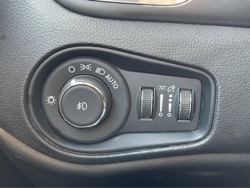 Used 2023 Jeep Renegade Latitude image 17