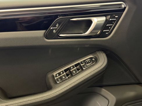 Certified 2024 Porsche Macan image 14