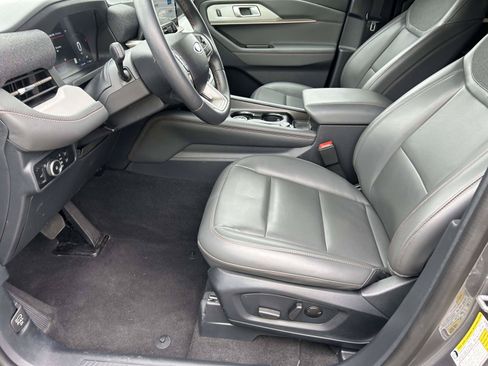 Used 2025 Ford Explorer Active w/ Active Comfort Package RWD image 21
