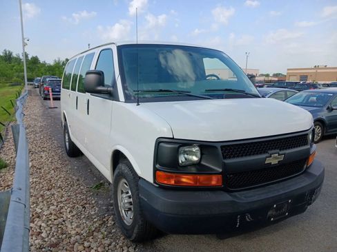 Used 2015 Chevrolet Express 2500 RWD image 2