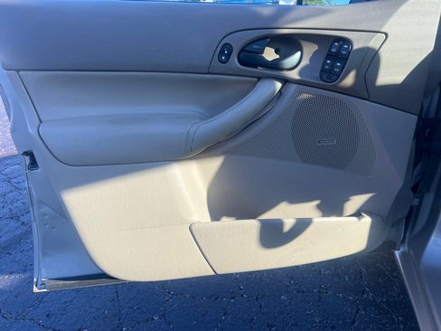 Used 2006 Ford Focus ZX4 Sedan FWD image 10