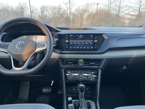 Used 2024 Volkswagen Taos SE w/ Panoramic Sunroof Package image 28