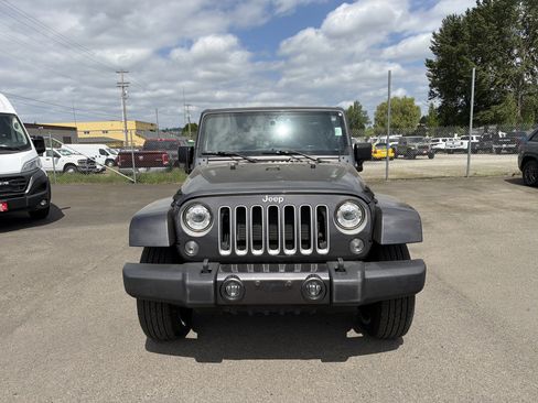 Used 2018 Jeep Wrangler Unlimited Sahara AWD/4WD image 8