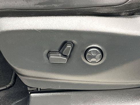 Used 2024 Chrysler Pacifica Touring-L FWD image 9