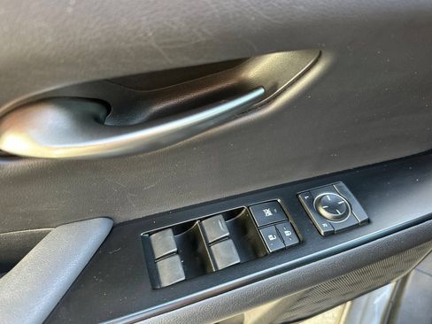 Used 2019 Lexus UX 200 w/ Premium Package FWD image 13