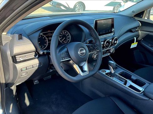 Used 2025 Nissan Sentra SV w/ All-Weather Package FWD image 10