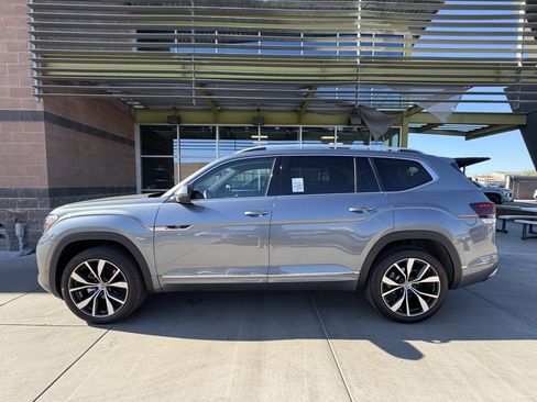 Used 2024 Volkswagen Atlas SEL Premium R-Line image 7