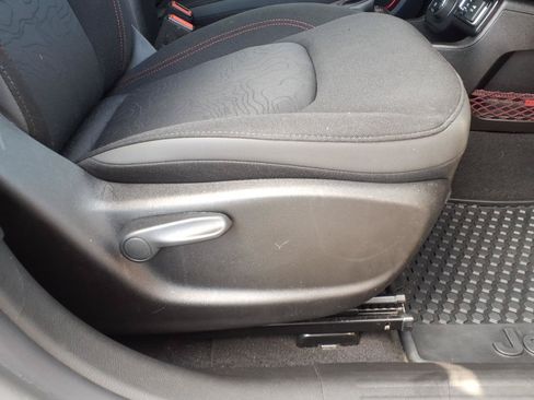 Used 2023 Jeep Renegade Trailhawk AWD/4WD image 12