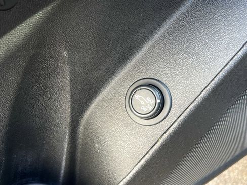 Used 2023 Chevrolet Equinox LT w/ Driver Convenience Package image 18