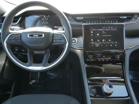 Used 2024 Jeep Grand Cherokee L Laredo image 18