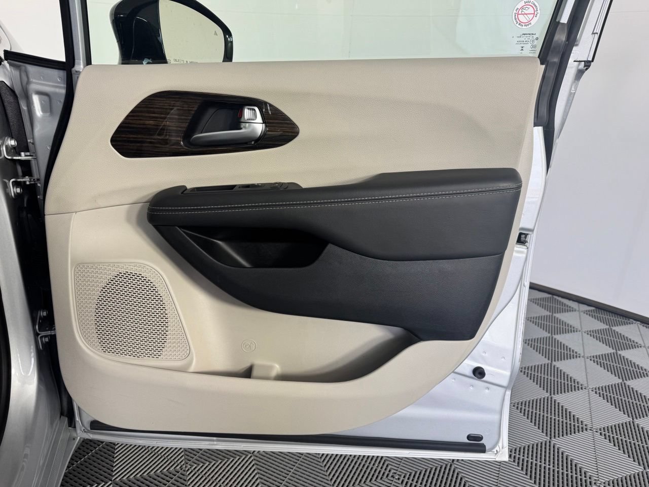 Used 2024 Chrysler Pacifica Limited FWD image 27