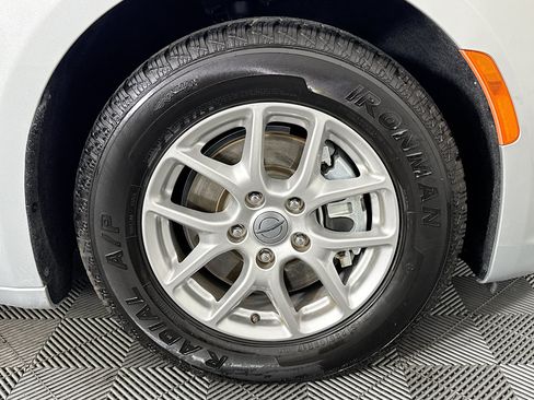 Used 2024 Chrysler Pacifica Touring-L FWD image 30