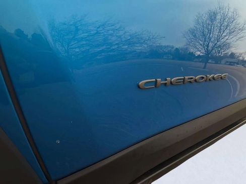 Used 2019 Jeep Cherokee Trailhawk w/ Cold Weather Group image 20